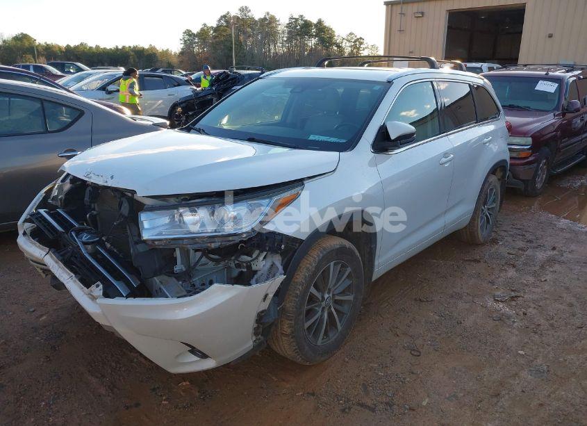 Photo 2 of 2018 Toyota Highlander XLE (VIN 5TDJZRFH8JS860139)