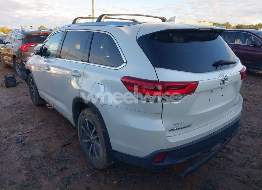 Photo 3 of 2018 Toyota Highlander XLE (VIN 5TDJZRFH8JS860139)