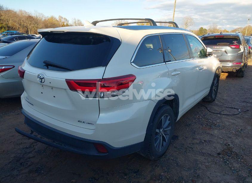Photo 4 of 2018 Toyota Highlander XLE (VIN 5TDJZRFH8JS860139)