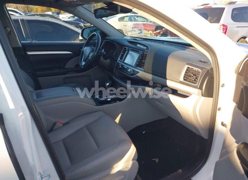 Photo 5 of 2018 Toyota Highlander XLE (VIN 5TDJZRFH8JS860139)