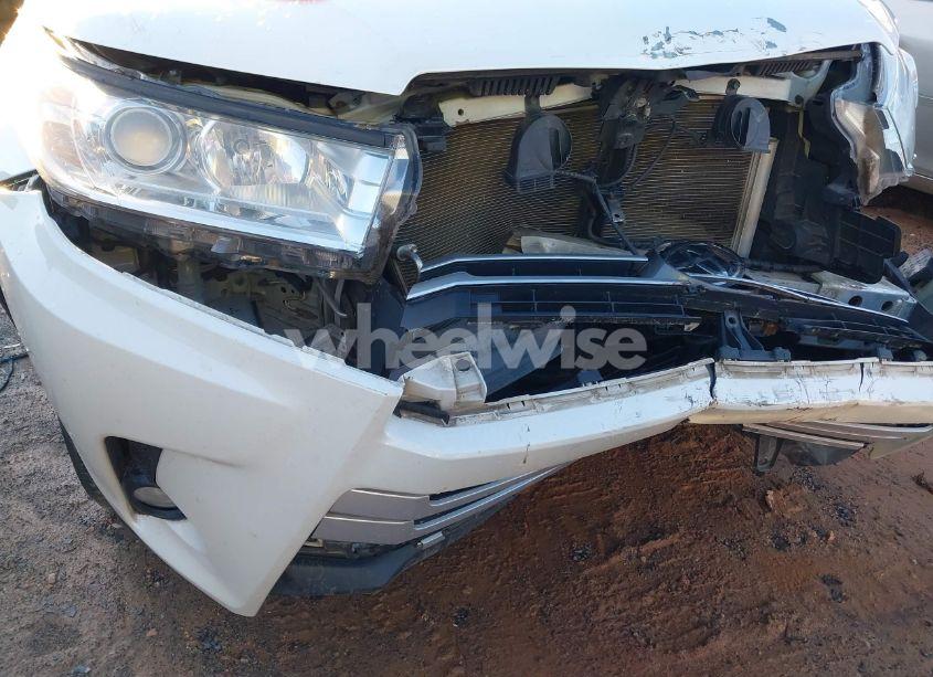 Photo 6 of 2018 Toyota Highlander XLE (VIN 5TDJZRFH8JS860139)