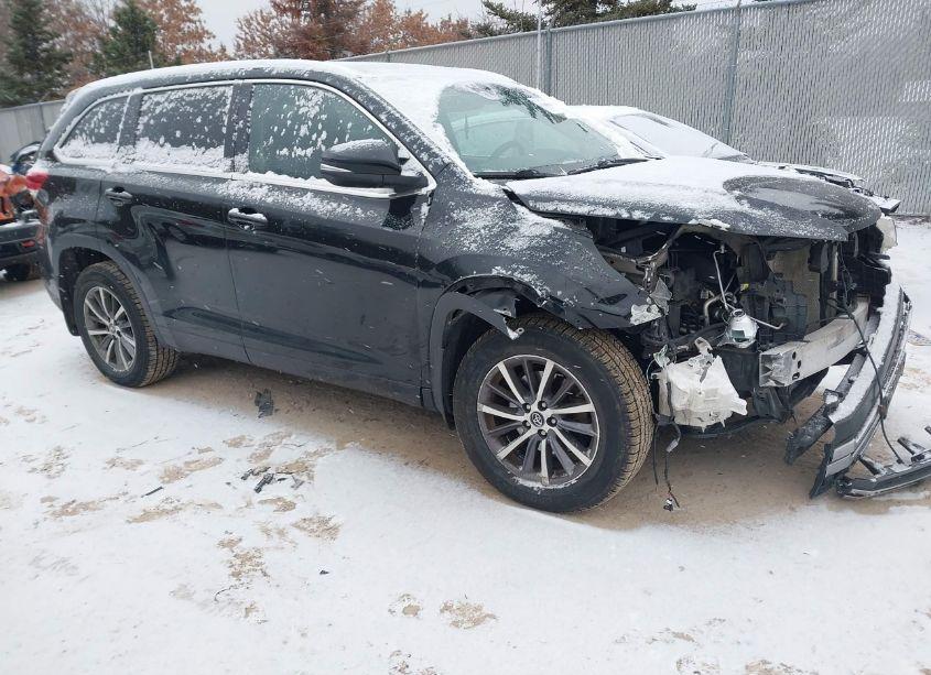 2018 Toyota Highlander XLE (VIN 5TDJZRFH8JS870931) main photo