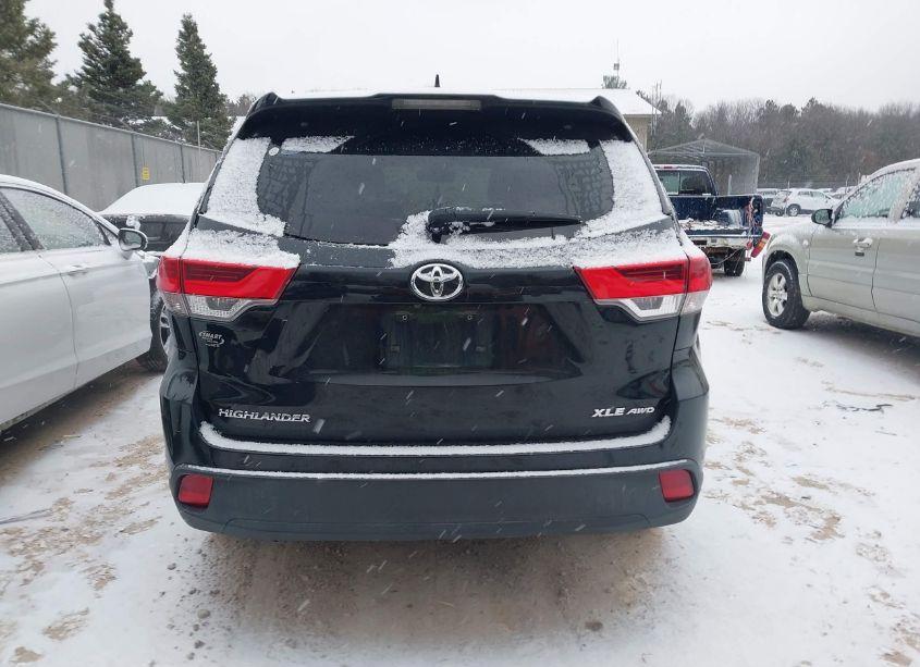 Photo 16 of 2018 Toyota Highlander XLE (VIN 5TDJZRFH8JS870931)