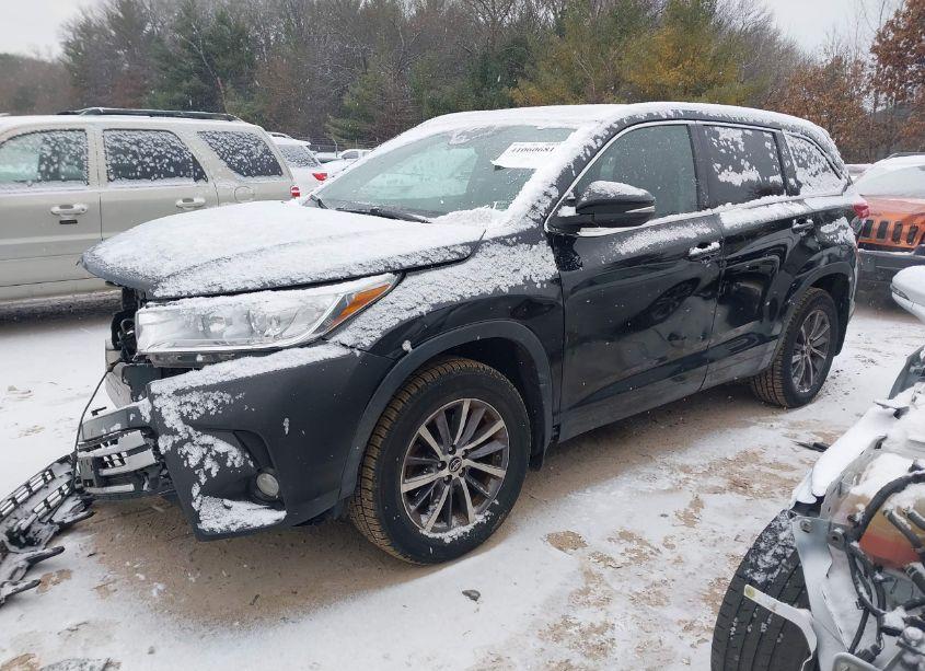 Photo 2 of 2018 Toyota Highlander XLE (VIN 5TDJZRFH8JS870931)