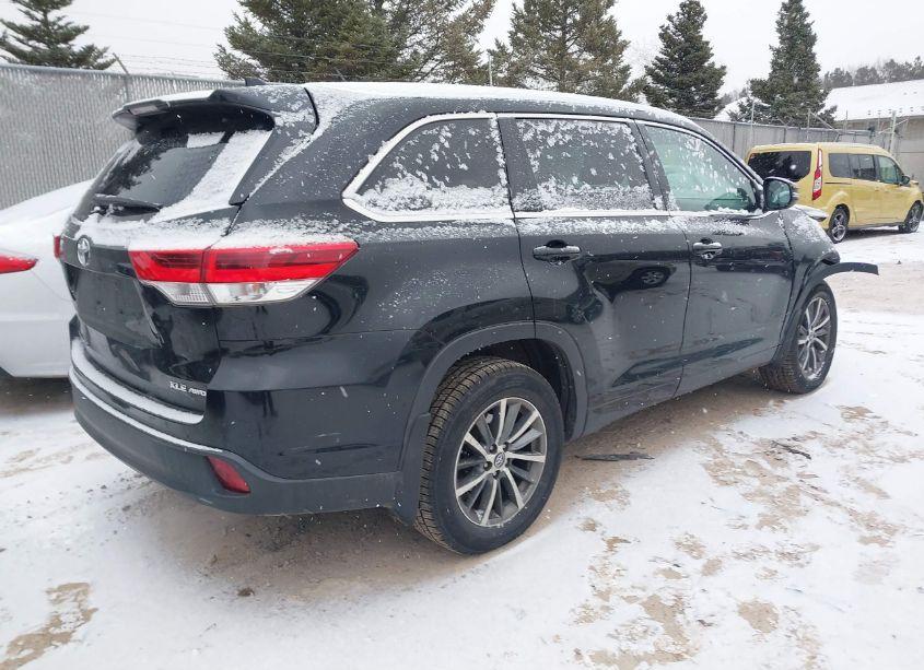 Photo 4 of 2018 Toyota Highlander XLE (VIN 5TDJZRFH8JS870931)