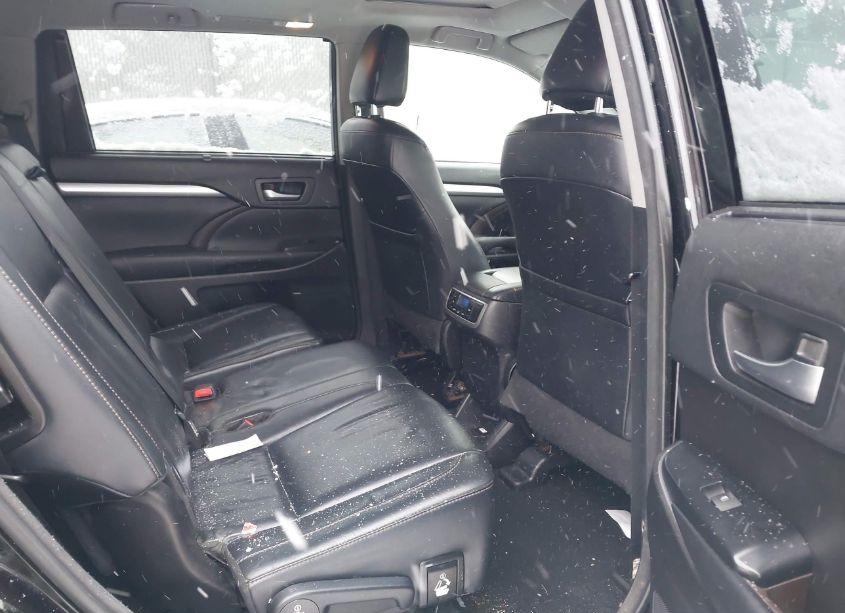Photo 8 of 2018 Toyota Highlander XLE (VIN 5TDJZRFH8JS870931)