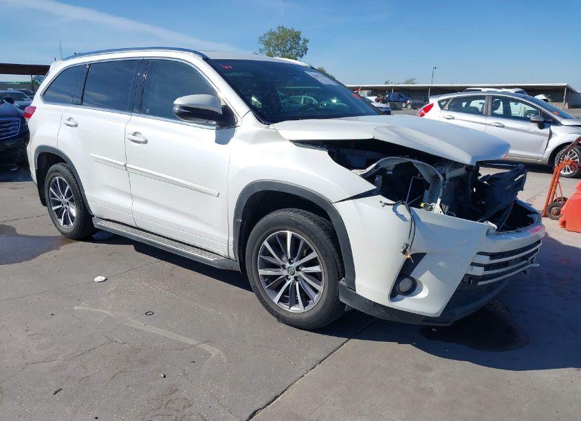2018 Toyota Highlander XLE (VIN 5TDJZRFH8JS872792) main photo