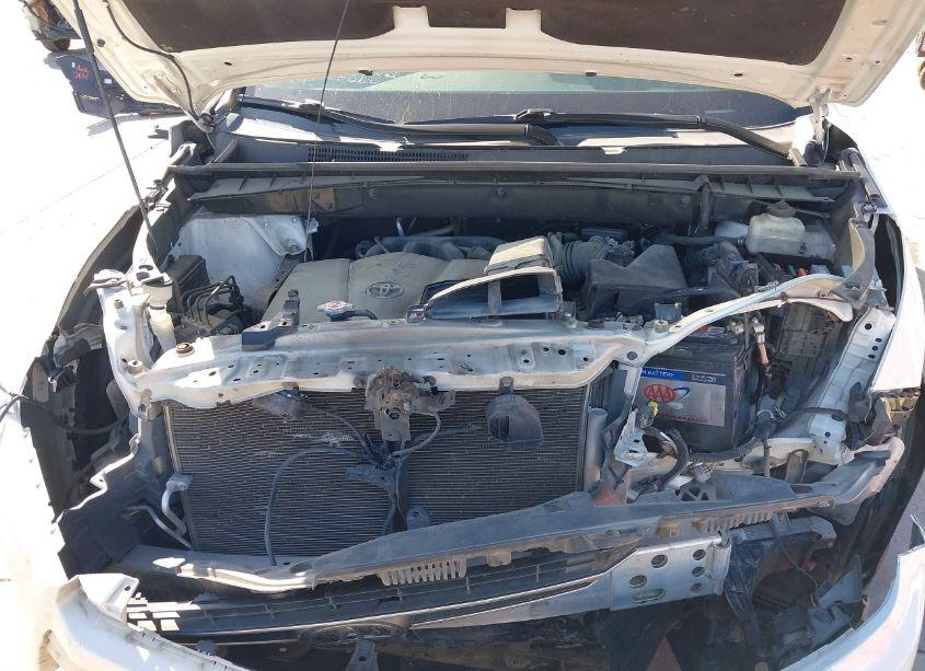Photo 10 of 2018 Toyota Highlander XLE (VIN 5TDJZRFH8JS872792)