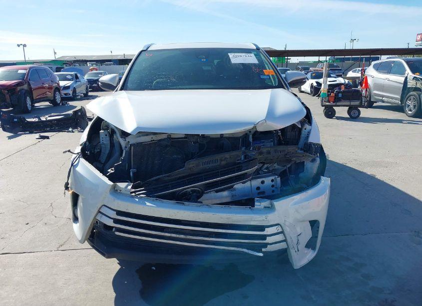 Photo 13 of 2018 Toyota Highlander XLE (VIN 5TDJZRFH8JS872792)