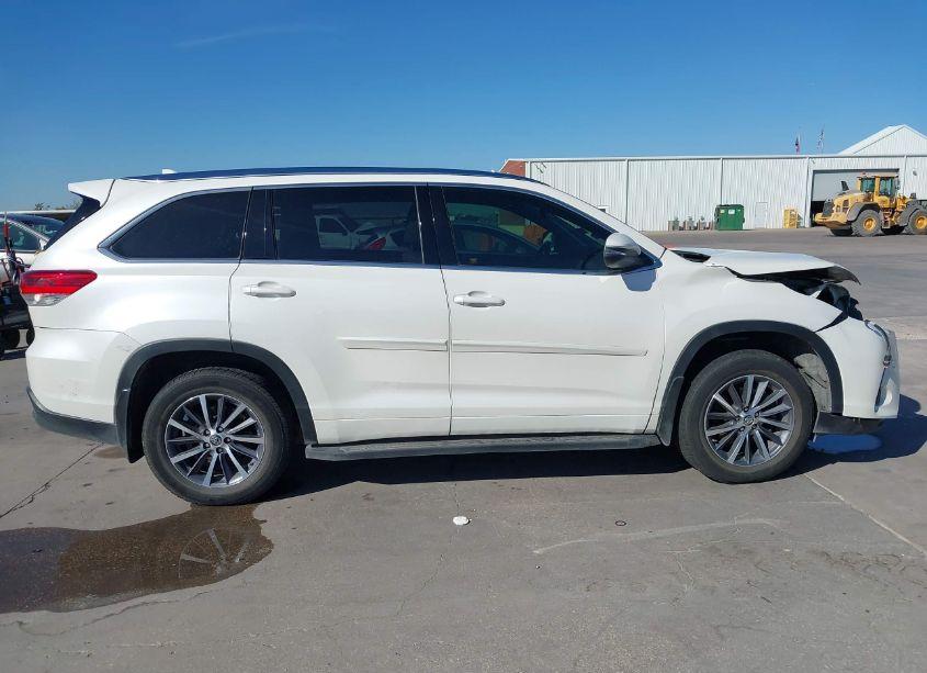 Photo 14 of 2018 Toyota Highlander XLE (VIN 5TDJZRFH8JS872792)