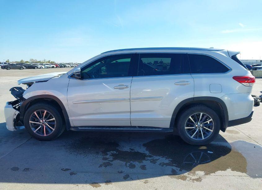 Photo 15 of 2018 Toyota Highlander XLE (VIN 5TDJZRFH8JS872792)