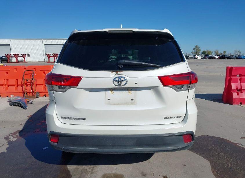 Photo 17 of 2018 Toyota Highlander XLE (VIN 5TDJZRFH8JS872792)