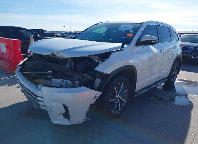 Photo 2 of 2018 Toyota Highlander XLE (VIN 5TDJZRFH8JS872792)