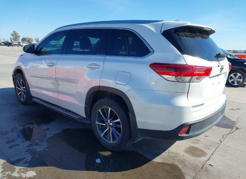 Photo 3 of 2018 Toyota Highlander XLE (VIN 5TDJZRFH8JS872792)