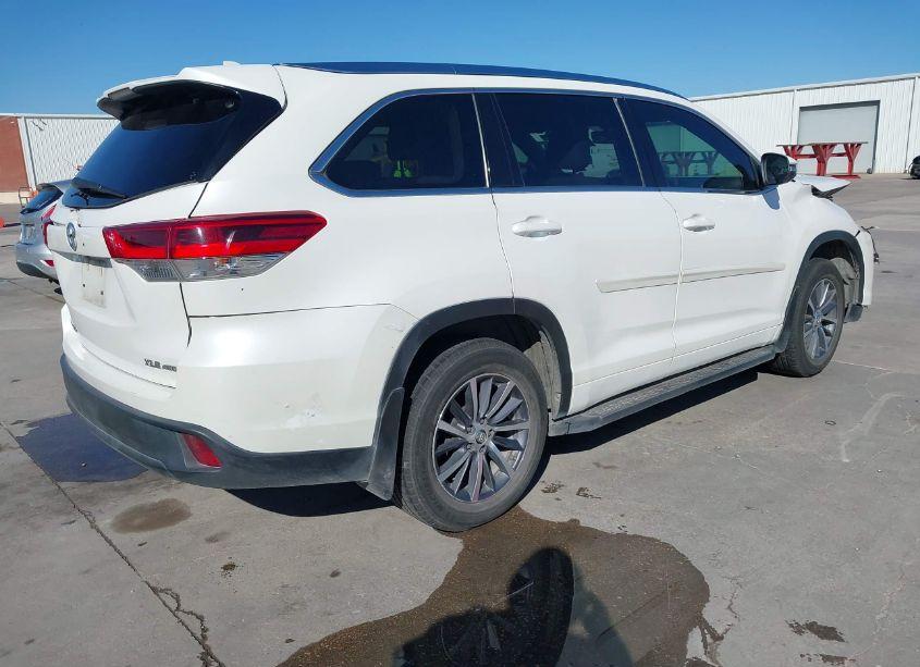 Photo 4 of 2018 Toyota Highlander XLE (VIN 5TDJZRFH8JS872792)