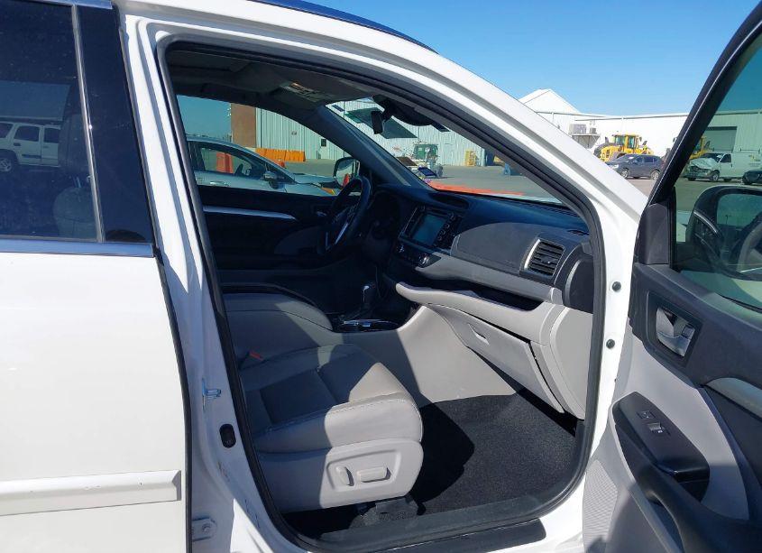 Photo 5 of 2018 Toyota Highlander XLE (VIN 5TDJZRFH8JS872792)
