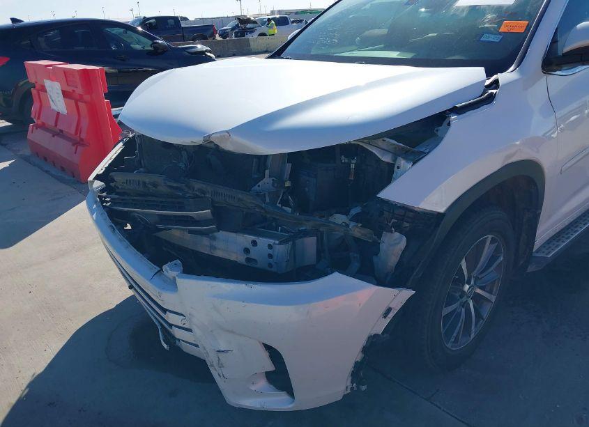 Photo 6 of 2018 Toyota Highlander XLE (VIN 5TDJZRFH8JS872792)