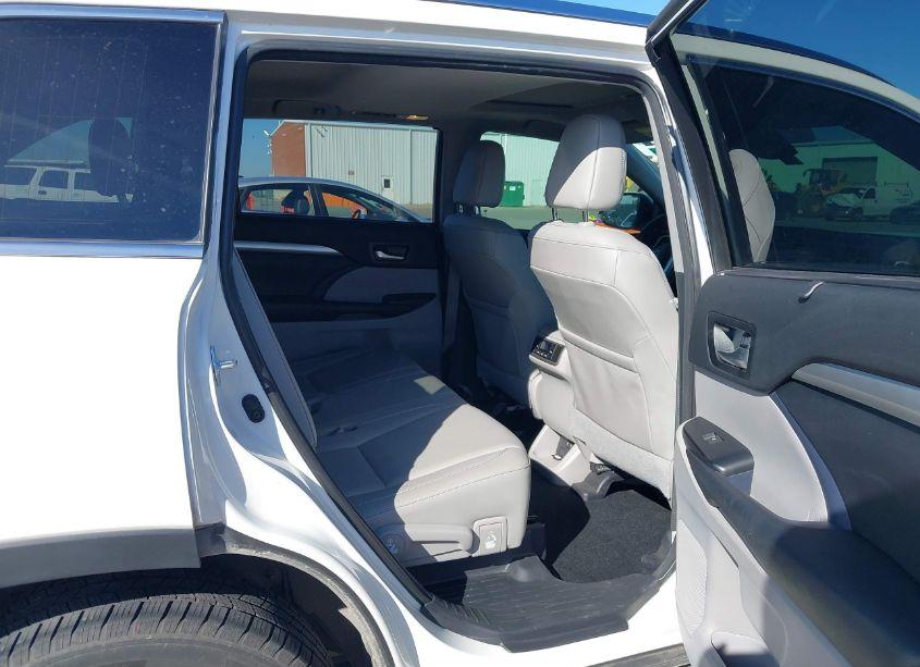 Photo 8 of 2018 Toyota Highlander XLE (VIN 5TDJZRFH8JS872792)