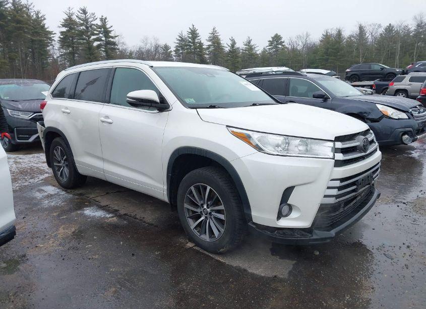 2018 Toyota Highlander XLE (VIN 5TDJZRFH8JS890662) main photo