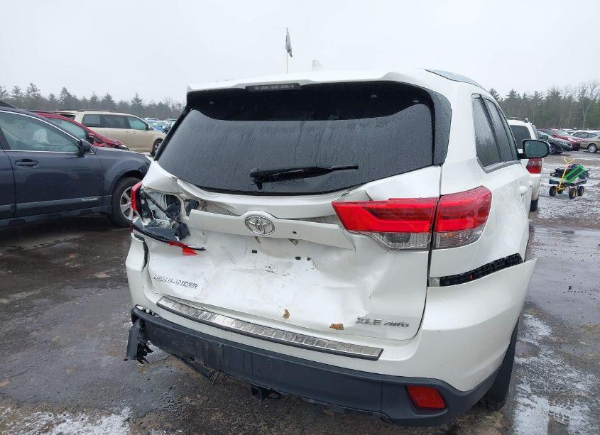 Photo 12 of 2018 Toyota Highlander XLE (VIN 5TDJZRFH8JS890662)