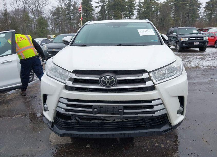 Photo 13 of 2018 Toyota Highlander XLE (VIN 5TDJZRFH8JS890662)