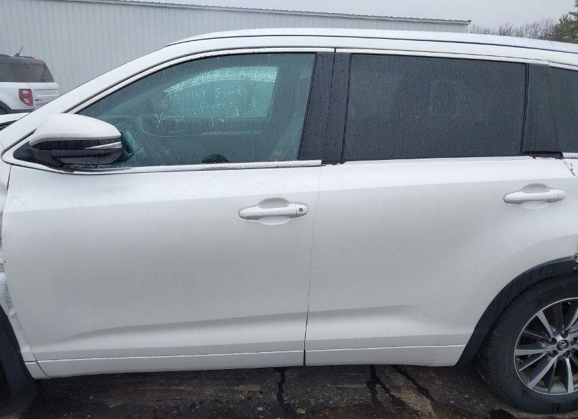 Photo 15 of 2018 Toyota Highlander XLE (VIN 5TDJZRFH8JS890662)