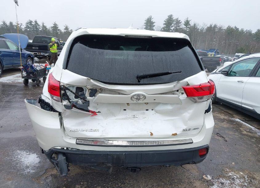 Photo 17 of 2018 Toyota Highlander XLE (VIN 5TDJZRFH8JS890662)