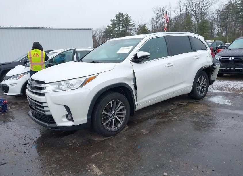 Photo 2 of 2018 Toyota Highlander XLE (VIN 5TDJZRFH8JS890662)