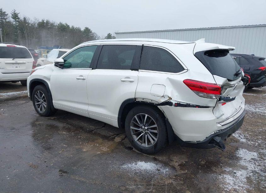 Photo 3 of 2018 Toyota Highlander XLE (VIN 5TDJZRFH8JS890662)