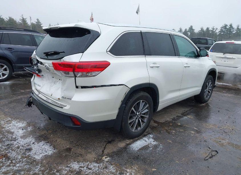 Photo 4 of 2018 Toyota Highlander XLE (VIN 5TDJZRFH8JS890662)