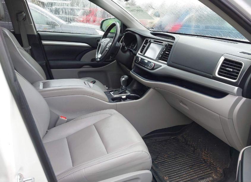 Photo 5 of 2018 Toyota Highlander XLE (VIN 5TDJZRFH8JS890662)