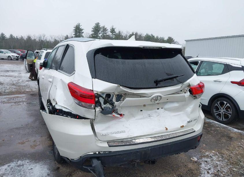 Photo 6 of 2018 Toyota Highlander XLE (VIN 5TDJZRFH8JS890662)