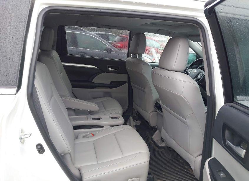 Photo 8 of 2018 Toyota Highlander XLE (VIN 5TDJZRFH8JS890662)