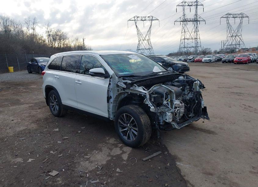 2019 Toyota Highlander XLE (VIN 5TDJZRFH8KS587463) main photo