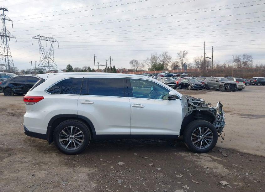 Photo 13 of 2019 Toyota Highlander XLE (VIN 5TDJZRFH8KS587463)