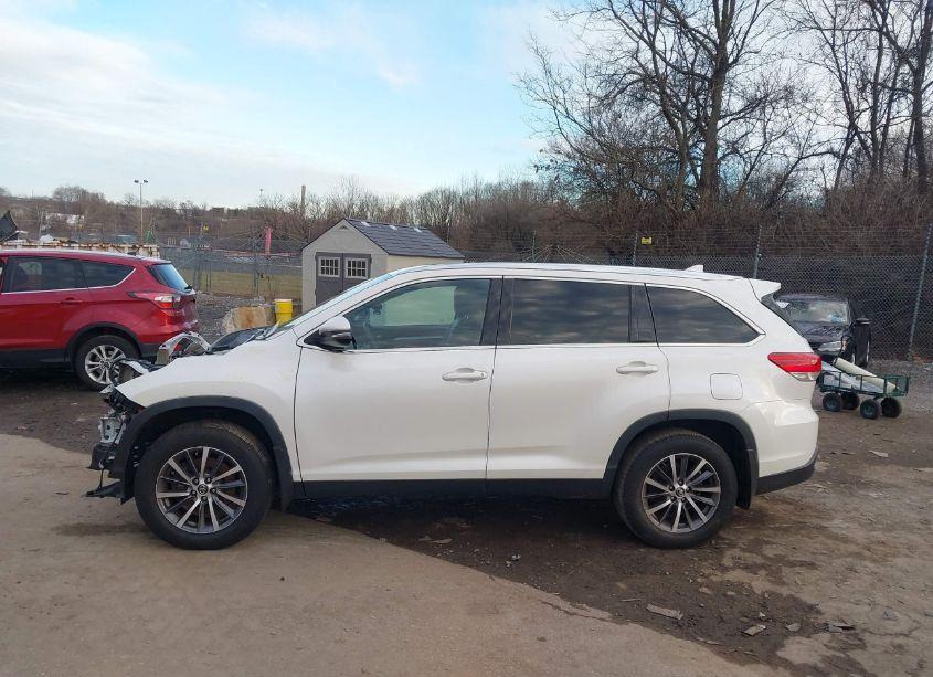Photo 14 of 2019 Toyota Highlander XLE (VIN 5TDJZRFH8KS587463)