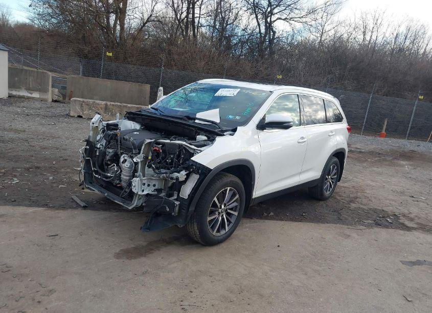 Photo 2 of 2019 Toyota Highlander XLE (VIN 5TDJZRFH8KS587463)