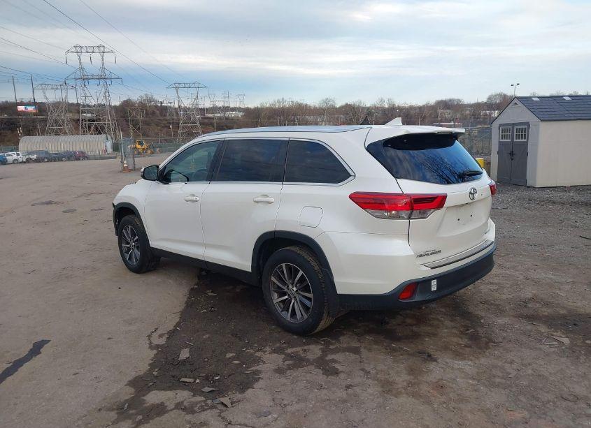 Photo 3 of 2019 Toyota Highlander XLE (VIN 5TDJZRFH8KS587463)