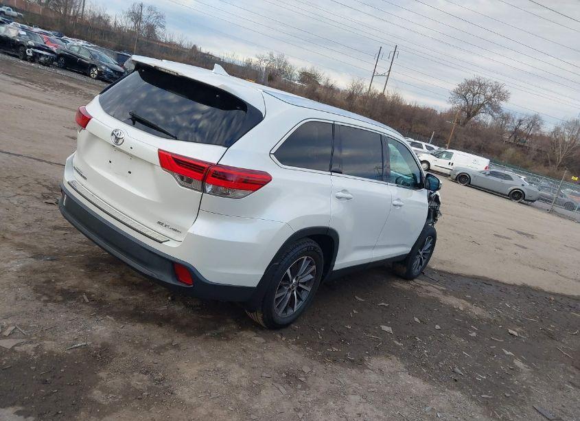 Photo 4 of 2019 Toyota Highlander XLE (VIN 5TDJZRFH8KS587463)