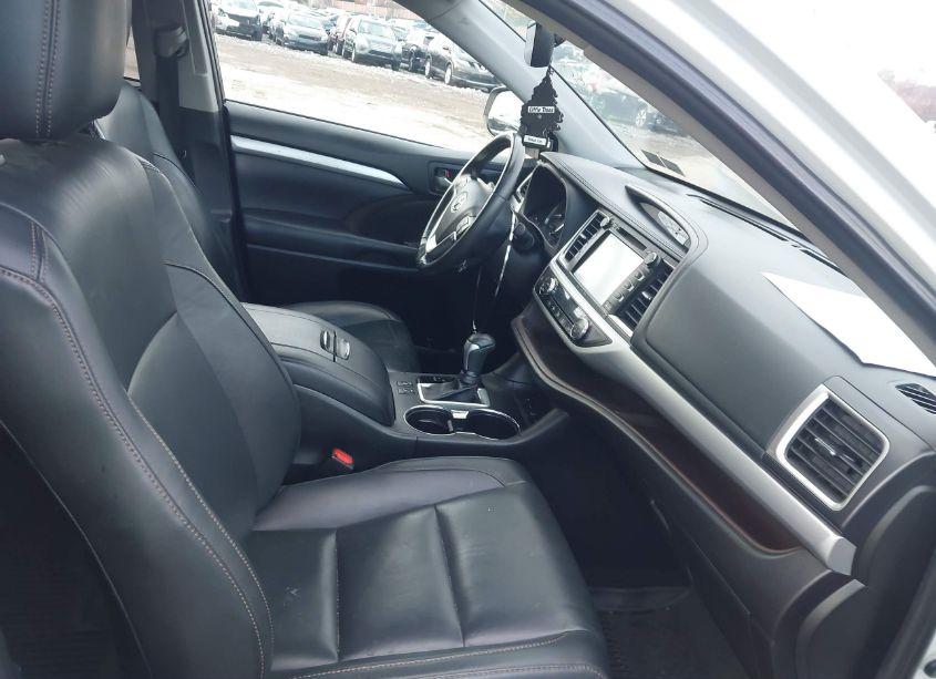 Photo 5 of 2019 Toyota Highlander XLE (VIN 5TDJZRFH8KS587463)