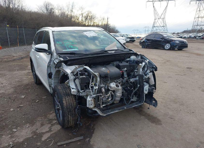 Photo 6 of 2019 Toyota Highlander XLE (VIN 5TDJZRFH8KS587463)