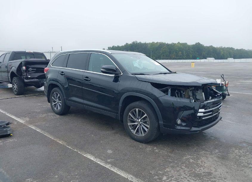 2019 Toyota Highlander XLE (VIN 5TDJZRFH8KS592792) main photo