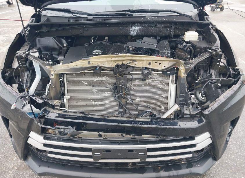 Photo 10 of 2019 Toyota Highlander XLE (VIN 5TDJZRFH8KS592792)