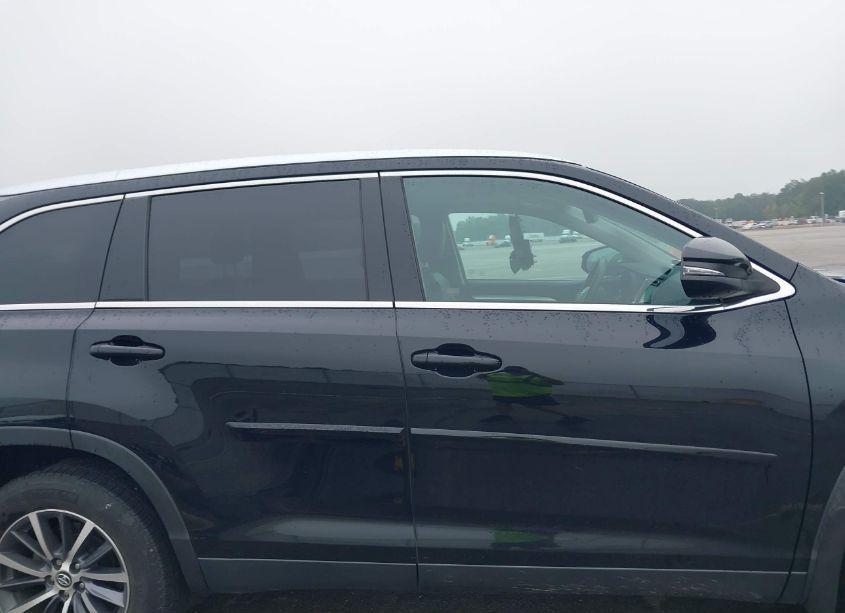 Photo 14 of 2019 Toyota Highlander XLE (VIN 5TDJZRFH8KS592792)