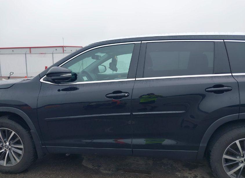 Photo 15 of 2019 Toyota Highlander XLE (VIN 5TDJZRFH8KS592792)