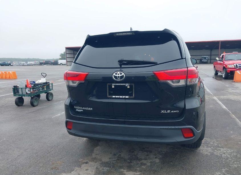Photo 17 of 2019 Toyota Highlander XLE (VIN 5TDJZRFH8KS592792)