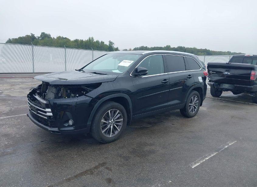 Photo 2 of 2019 Toyota Highlander XLE (VIN 5TDJZRFH8KS592792)