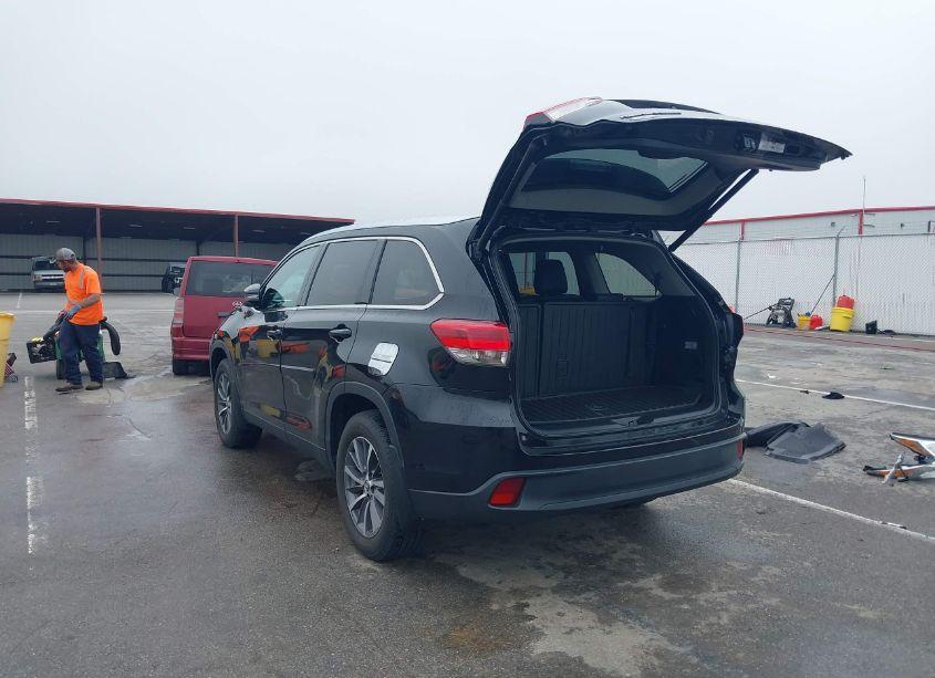 Photo 3 of 2019 Toyota Highlander XLE (VIN 5TDJZRFH8KS592792)