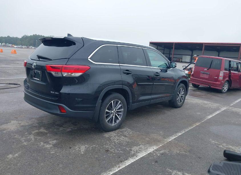 Photo 4 of 2019 Toyota Highlander XLE (VIN 5TDJZRFH8KS592792)