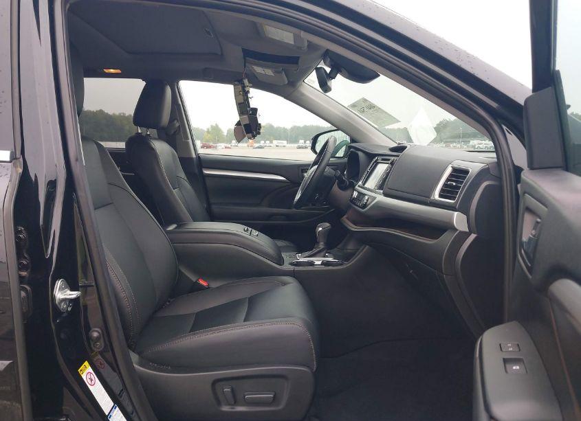 Photo 5 of 2019 Toyota Highlander XLE (VIN 5TDJZRFH8KS592792)